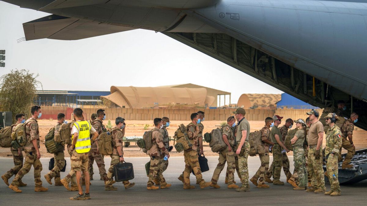 Des soldats français de la force Barkhane, qui ont terminé une mission de quatre mois au Sahel, quittent leur base à Gao, au Mali, le 9 juin 2021.