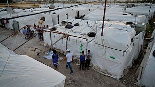 سوريون في مخيم لللاجئين قرب بلدة بر إلياس في منطقة البقاع، لبنان، 7 يوليو 2022.