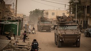 Archives : véhicules blindés de la force militaire française Barkhane patrouillant dans Tombouctou, au Mali, le 14 décembre 2021