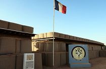 پرچم فرانسه در مالی مقر عملیات نیروهای تاکوبا دسامبر ۲۰۲۱