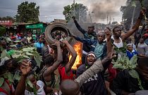 أنصار المرشح الرئاسي رايلا أودينغا يخرجون في مظاهرات احتجاجاً على نتائج الانتخابات في حي كيبيرا بالعاصمة نيروبي، 15 أغسطس 2022.