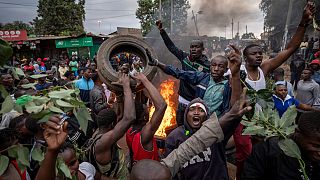 أنصار المرشح الرئاسي رايلا أودينغا يخرجون في مظاهرات احتجاجاً على نتائج الانتخابات في حي كيبيرا بالعاصمة نيروبي، 15 أغسطس 2022.