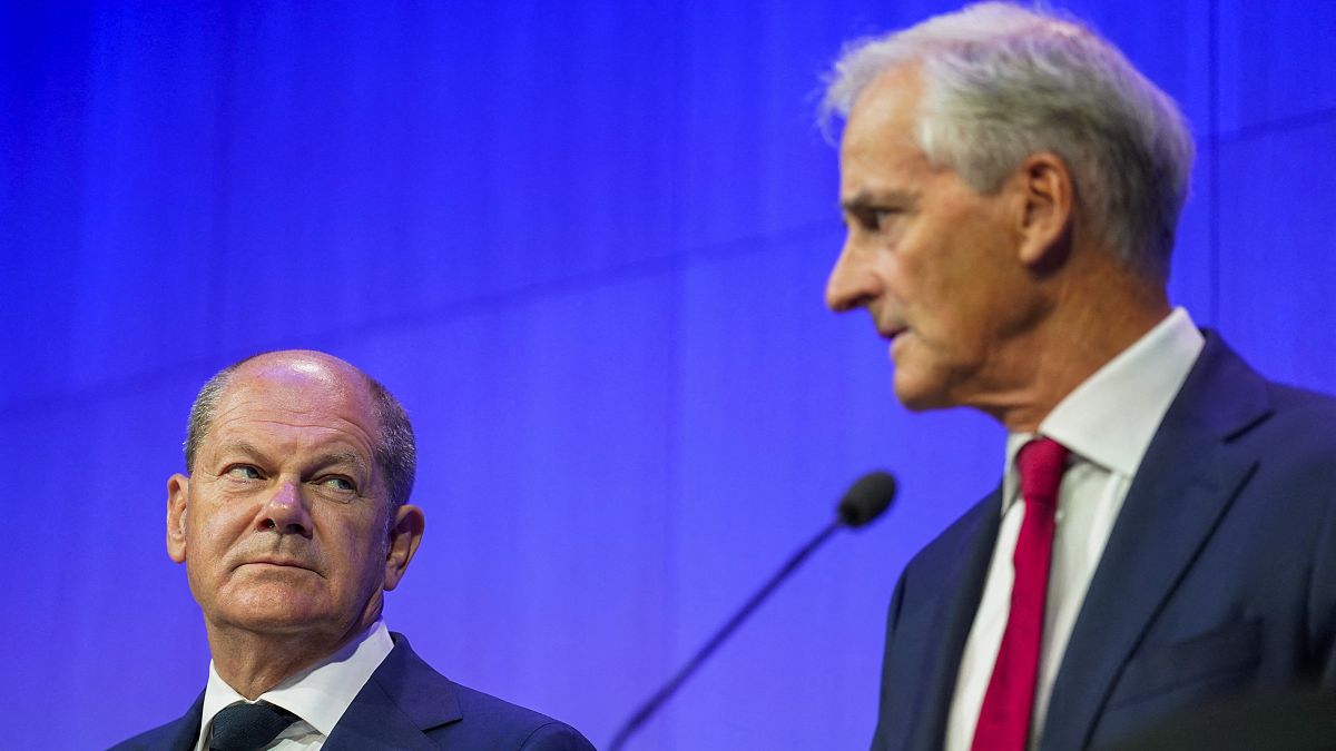 المستشار الألماني أولاف شولتز (إلى اليسار) ورئيس الوزراء النرويجي جوناس غار ستوير يعقدان مؤتمرا صحفيا بعد اجتماع ضم زعماء دول الشمال وألمانيا في أوسلو، 15 أغسطس 2022. 