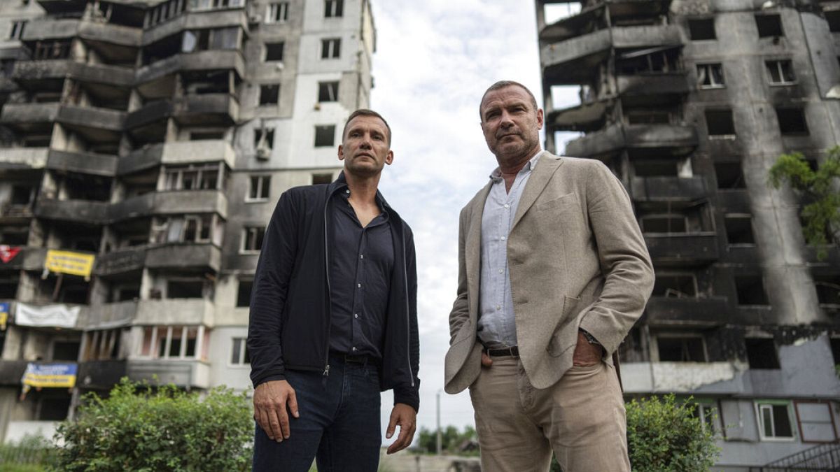 Andrij Sevcsenko és Liev Schreiber a Kijevhez közeli Borodjankai kiégett, romos épületei előtt.