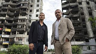 Andrij Sevcsenko és Liev Schreiber a Kijevhez közeli Borodjankai kiégett, romos épületei előtt.