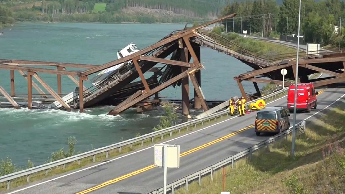 Al sur de Noruega el derrumbe de un puente produjo que un coche y un camión  quedaran atrapados | Euronews