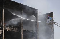 عمال الإطفاء في موقع الحادث في العاصمة يريفان