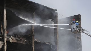 عمال الإطفاء في موقع الحادث في العاصمة يريفان