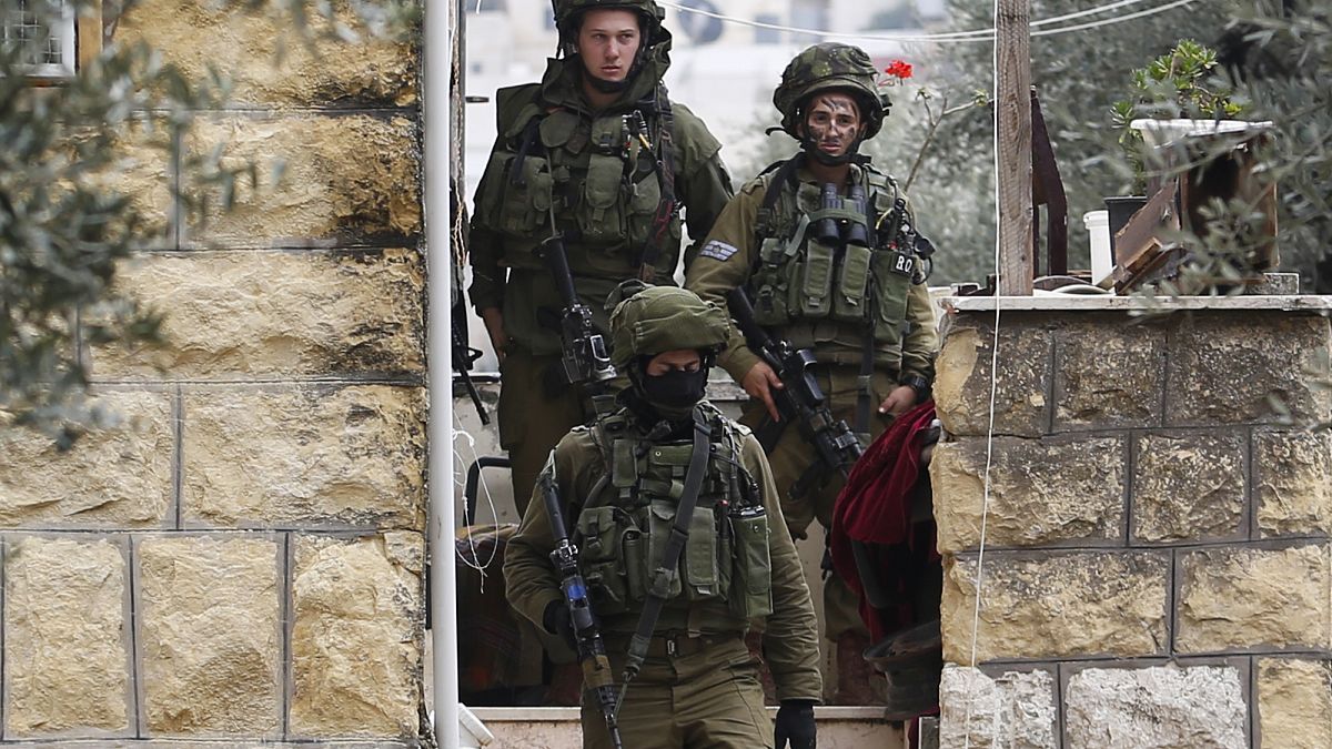 جنود إسرائيليون في مدينة الخليل بالضفة الغربية 