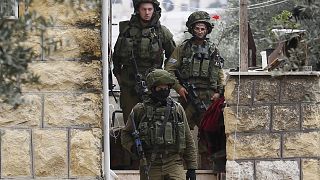 جنود إسرائيليون في مدينة الخليل بالضفة الغربية 