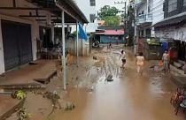 Thai gyerekek játszanak a hirtelen eső után