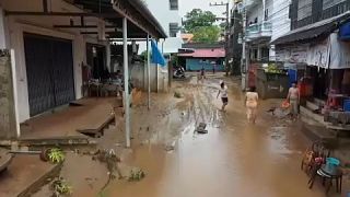 Thai gyerekek játszanak a hirtelen eső után