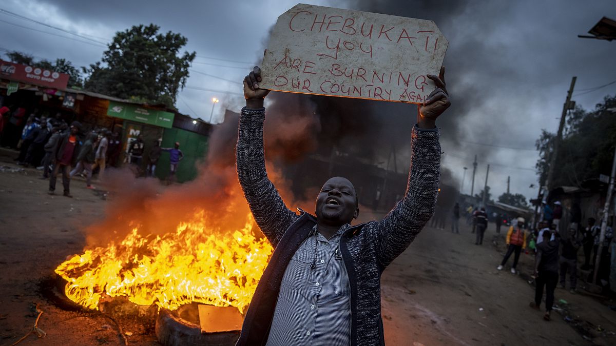 Протестующий против результатов выборов в Кении