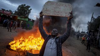 Протестующий против результатов выборов в Кении