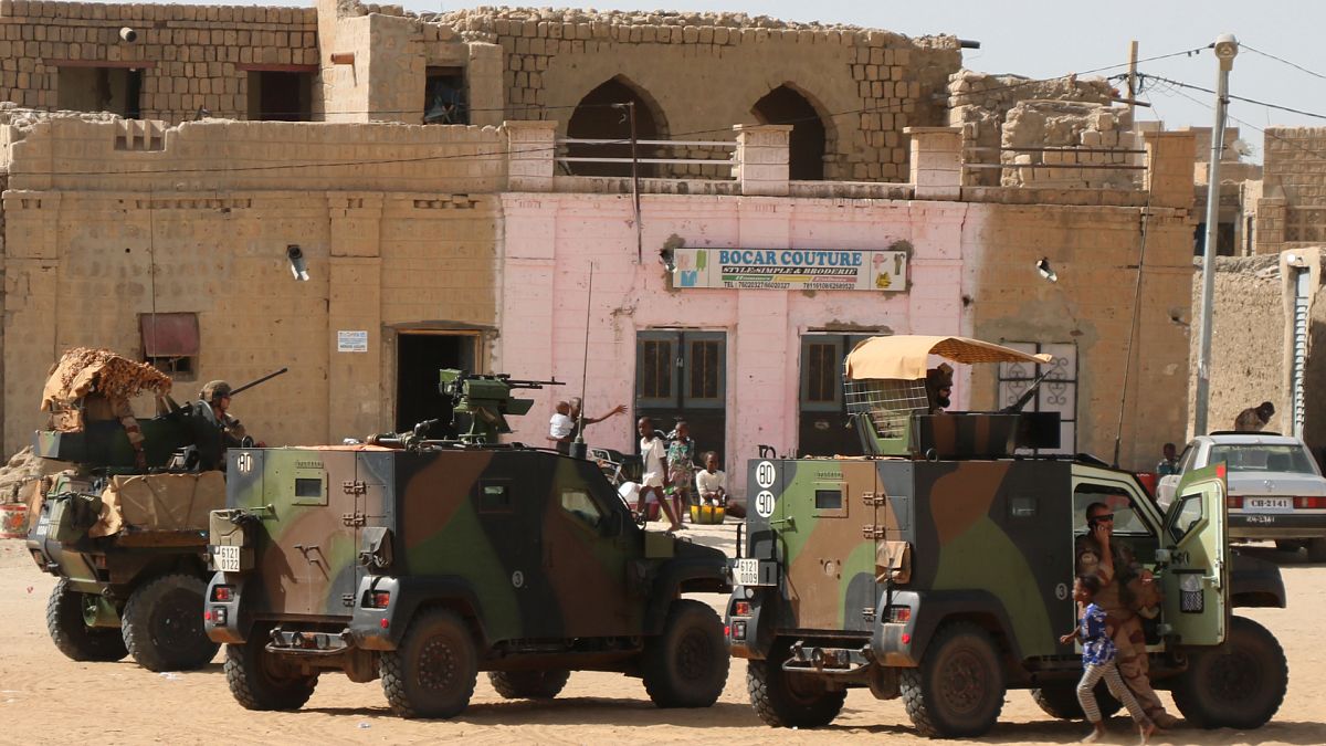 Les forces françaises Barkhane patrouillent dans les rues de Tombouctou, au Mali, le 29 septembre 2021.