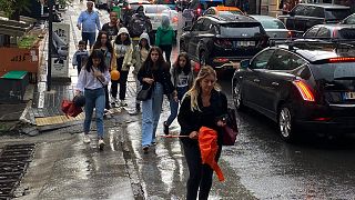 Trotz Warnung vor starkem Regen wagten sich einige Menschen in Ankara ins Freie.
