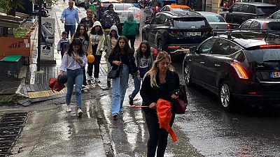 Fuertes vientos y lluvias han producido atascos e inundaciones en Ankara, capital de Turquía.