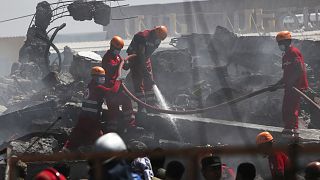 Aufräumarbeiten und Suche nach weiteren Verschütteten bei einem eingestürzten Gebäude in Eriwan.