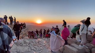 Nemrut Dağı, karal mezarları, güneşin doğuşu ve batışını manzarası sebebiyle yerli ve yabancı turistlerin ilgisini çekiyor.