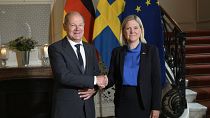 Die schwedische Ministerpräsidentin Magdalena Andersson begrüßt den deutschen Kanzler Olaf Scholz
