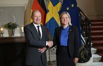Die schwedische Ministerpräsidentin Magdalena Andersson begrüßt den deutschen Kanzler Olaf Scholz