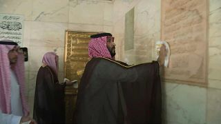 ولي العهد السعودي محمد بن سلمان يشارك في غسيل الكعبة