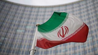 Avusturya'nın başkenti Viyana'da bulunan Uluslararası Atom Enerjisi Ajansı  binası önünde dalgalanan İran bayrağı