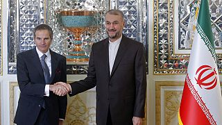 Rafael Grossi, Leiter der Internationalen Atombehörde, und Irans Außenminister Hussein Amirabdollahian bei einem Treffen in Teheran am 5. März 2022.