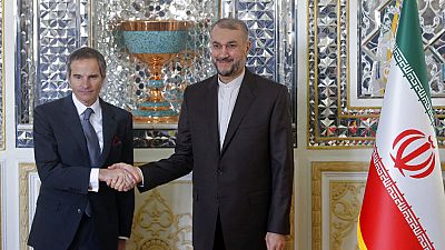 Rafael Grossi, Leiter der Internationalen Atombehörde, und Irans Außenminister Hussein Amirabdollahian bei einem Treffen in Teheran am 5. März 2022.
