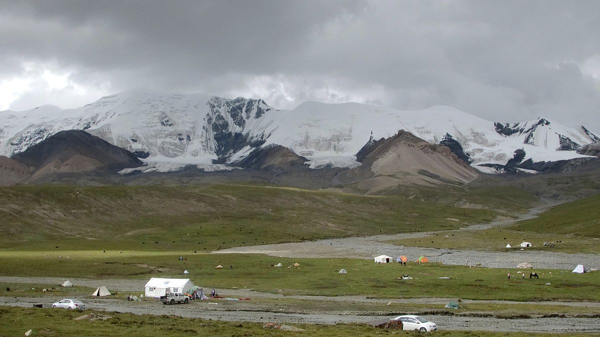 Des pèlerins et des bergers campent au pied de la chaîne de montagnes tibétaines sacrées Amnye Machen, à la limite orientale du plateau tibétain (août 2018).$
