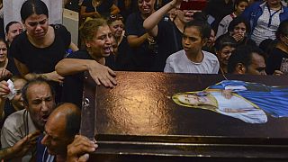 مشيعون يحضرون صلاة تأبين لضحايا حريق في كنيسة بالقاهرة الكبرى أسفر عن مقتل العشرات يوم الأحد، مصر، في 14 أغسطس 2022.