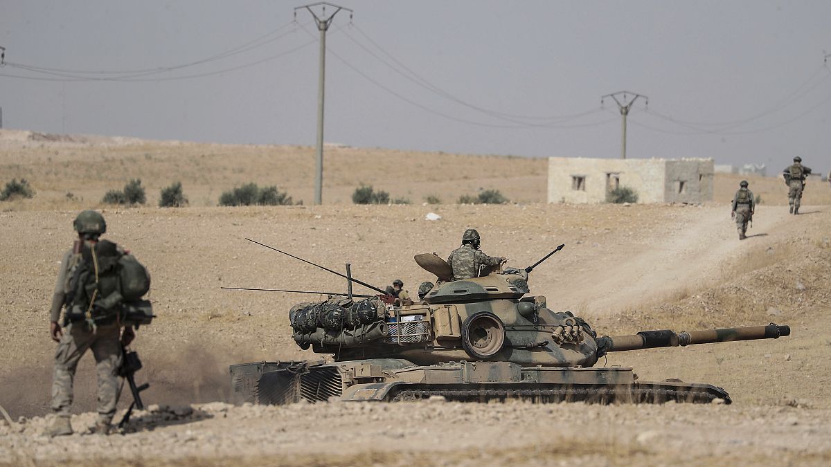 دبابات وقوات تركية تنتشر بالقرب من بلدة منبج السورية، بتاريخ 15 أكتوبر/ تشرين الأول 2019.