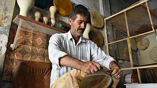 Irak : la confection artisanale de tambourins traditionnels