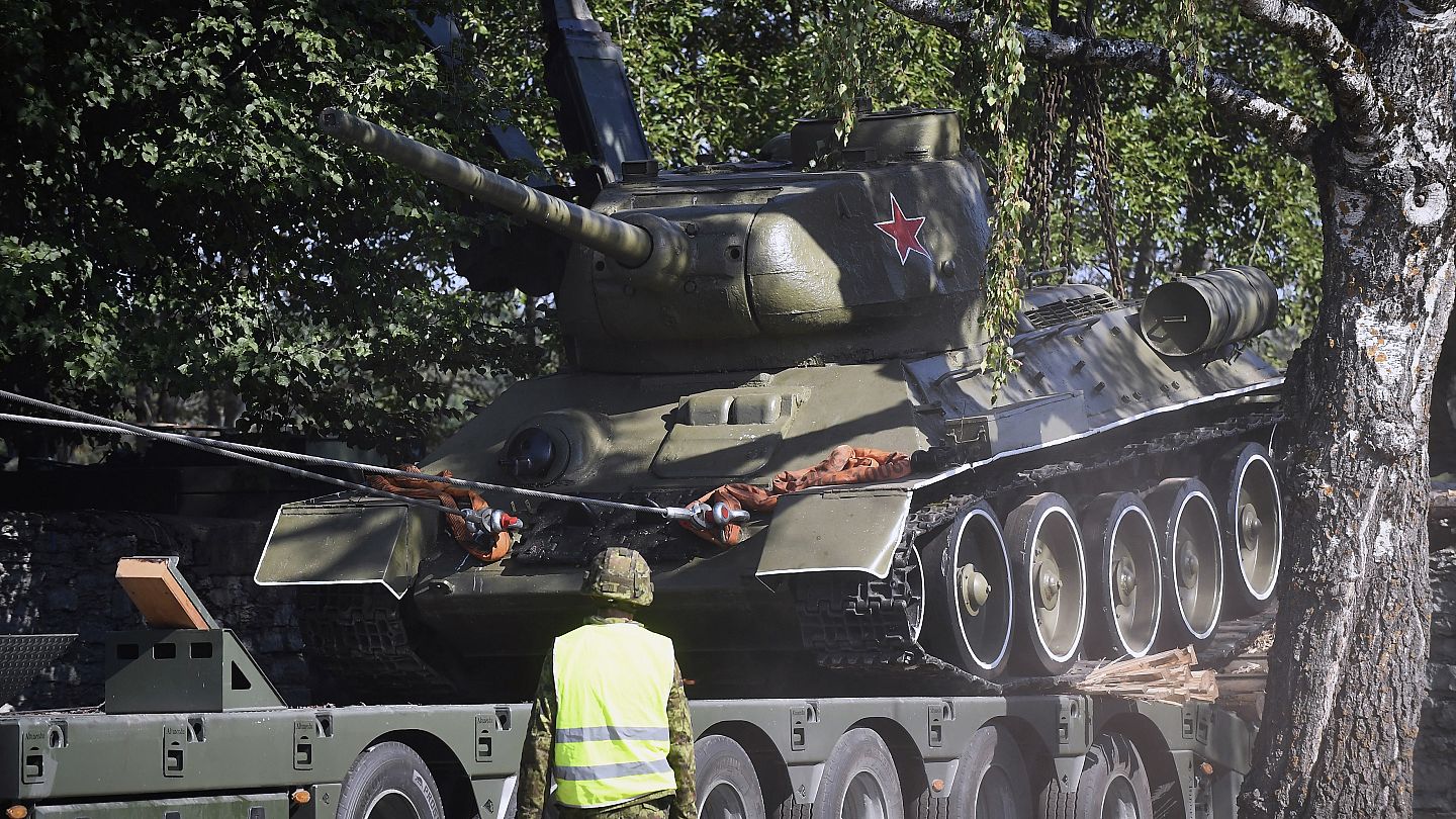 Советский танк Т-34 переехал из Нарвы в Эстонский военный музей под  Таллином | Euronews