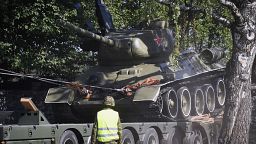 Советский танк Т-34 переехал из Нарвы в Эстонский военный музей под Таллином