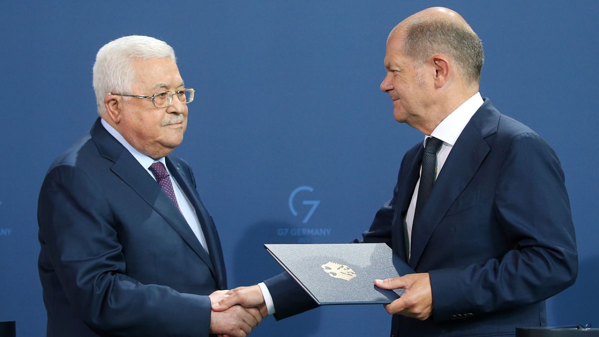 المستشار الألماني أولاف شولتس بعد اجتماعه مع رئيس السلطة الفلسطينية محمود عباس في برلين، 16 أغسطس 2022.