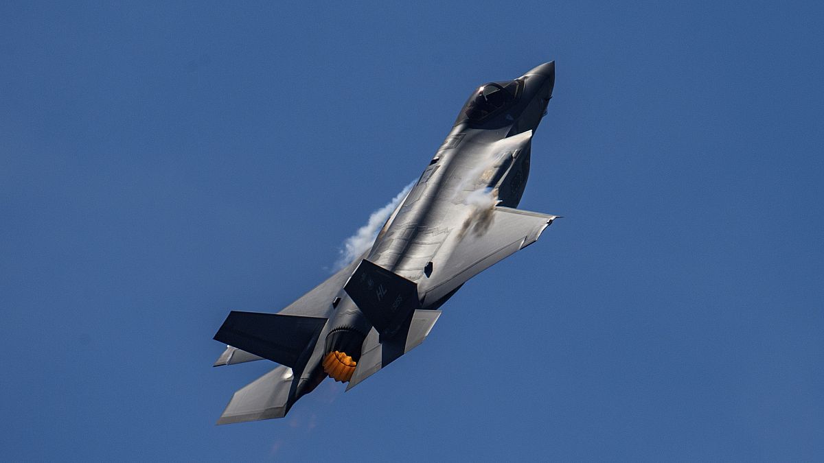 صورة للمقاتلة "F-35A" التابعة للقوات الجوية الأمريكية أثناء تحليقها فوق مطار أتلانتا خلال عرض عسكري، 23 مايو 2021.