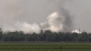 Rauch über dem Explosionsort eines Munitionslagers auf der Krim