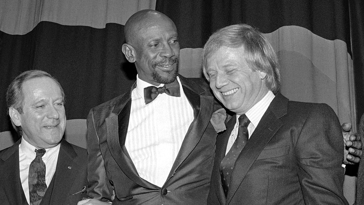 De gauche à droite, Rolf Zehetbauer, chef décorateur de "Cabaret", l'acteur américain Lou Grossett Jr. et le réalisateur Wolfgang Petersen - 11 décembre 1985 (Allemagne)