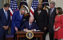 Joe Biden a promulgué son vaste plan d’investissement sur le climat et la santé, mardi 16 août 2022.