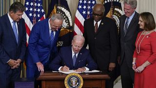 Joe Biden aláírja a törvénycsomagot