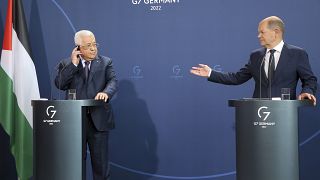 المستشار الألماني أولاف شولتس إلى جانب الرئيس الفلسطيني محمود عباس