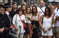 Жители каталонской столицы и родственники убитых и раненых принести белые гвоздики к мемориалу, установленному на улице Рамбла