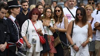 Жители каталонской столицы и родственники убитых и раненых принести белые гвоздики к мемориалу, установленному на улице Рамбла