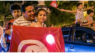 التونسيون يحتفلون بالاستفتاء على الدستور الجديد