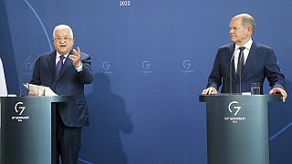 Presidente da Autoridade Palestiniana, Mahmud Abbas, em conferência de imprensa junto ao chanceler alemão Olaf Scholz