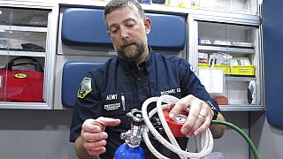 El jefe del Departamento de Servicios Médicos de Emergencia de Stowe, Inglaterra, muestra cómo se utiliza el óxido nitroso en una ambulancia.