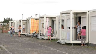 Almanya'nın başkenti Berlin'de evlere yerleştirilemeyen bazı Ukraynalı mülteciler konteyner kamplarda kalıyor.