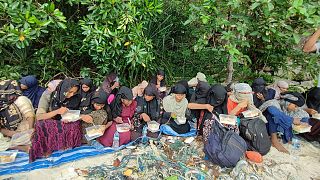 مجموعة من مسلمي الروهينغا في معسكر للاجئين في تايلاند