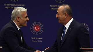 Händedruck zwischen dem israelischen Ministerpräsidenten Yair Lapid und dem türkischen Außenminister Mevlüt Çavuşoğlu (Aufnahme vom 23. Juni 22)